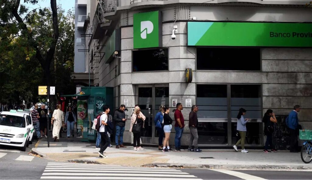 Cuando vuelven a su horario habitual los bancos de La Plata