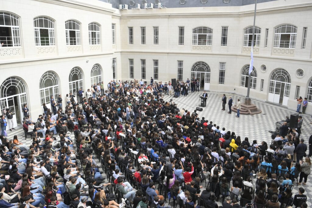 Kicillof y Alak inaugurraron la puesta en valor del edificio de la Escuela Normal Superior N°1