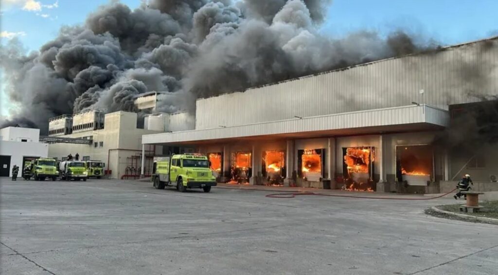 Incendio en el Frigorífico Gorina: bomberos controlaron el fuego, pero sigue el alerta