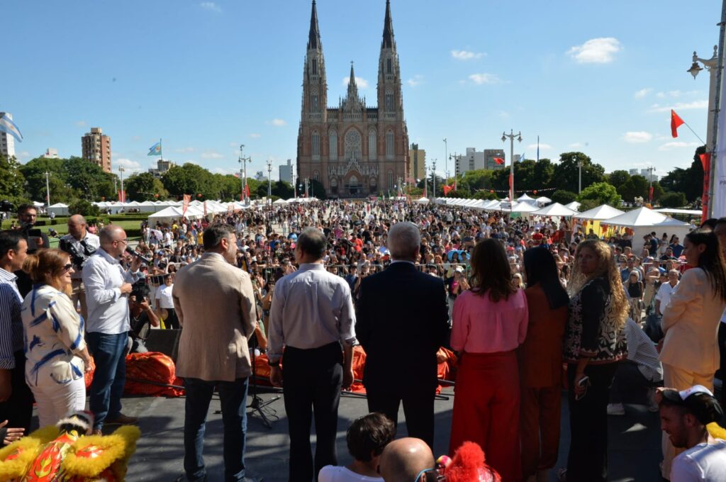 Alak participó de los festejos del Año Nuevo Chino y el aniversario de Los Hornos