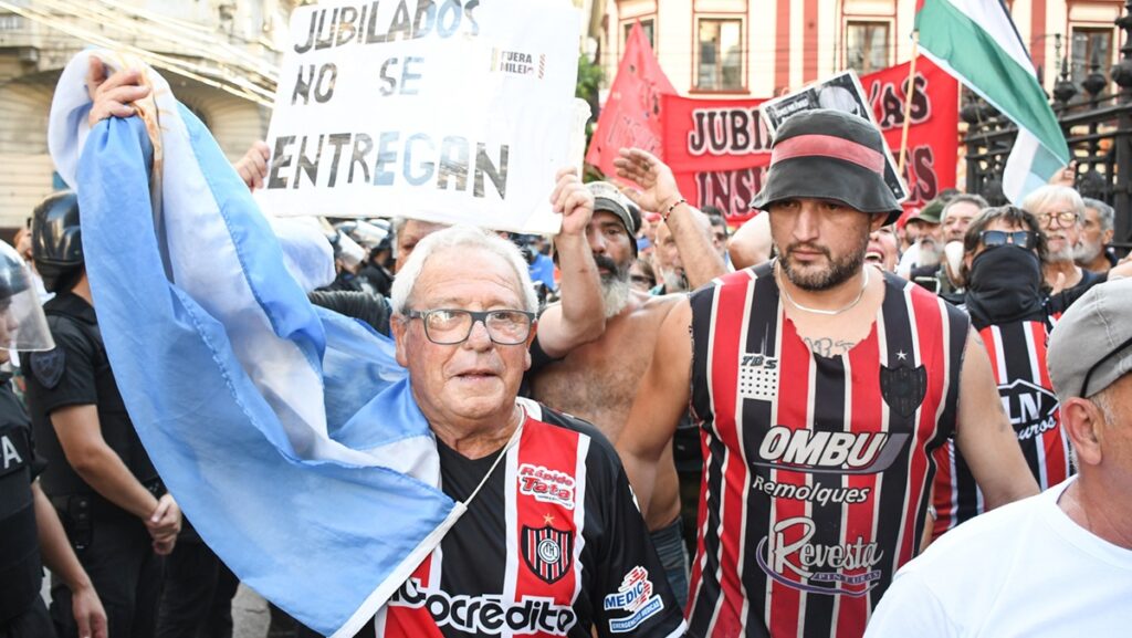 Hinchas de Gimnasia y otros clubes se suman a la marcha de jubilados en el Congreso