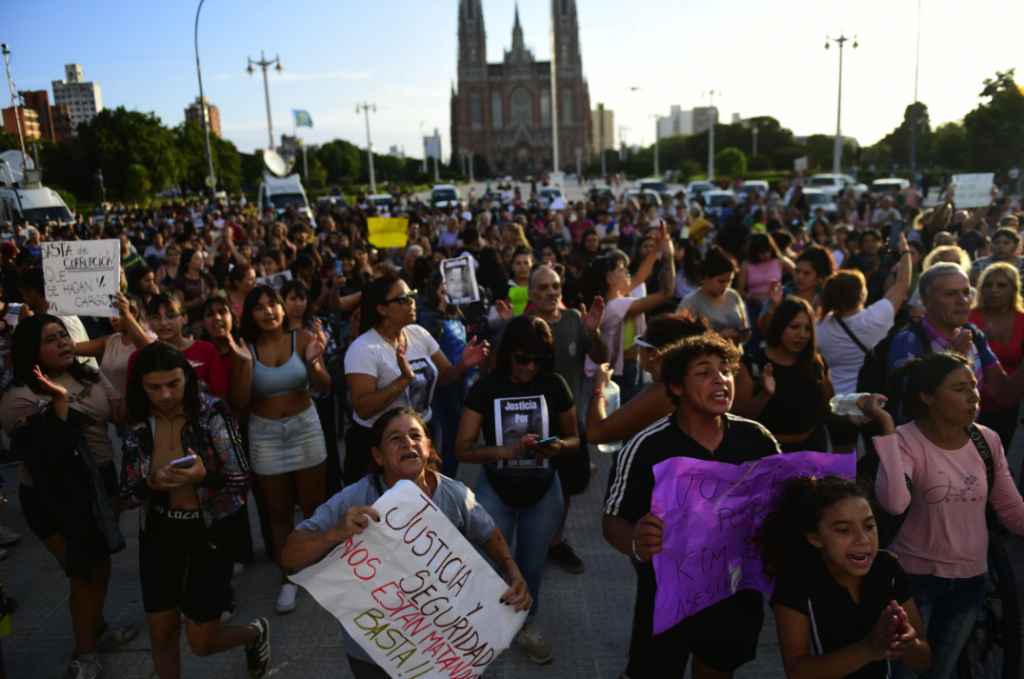 Reclamo en la Municipalidad: infiltrados y detenidos en la marcha por Kim Gómez