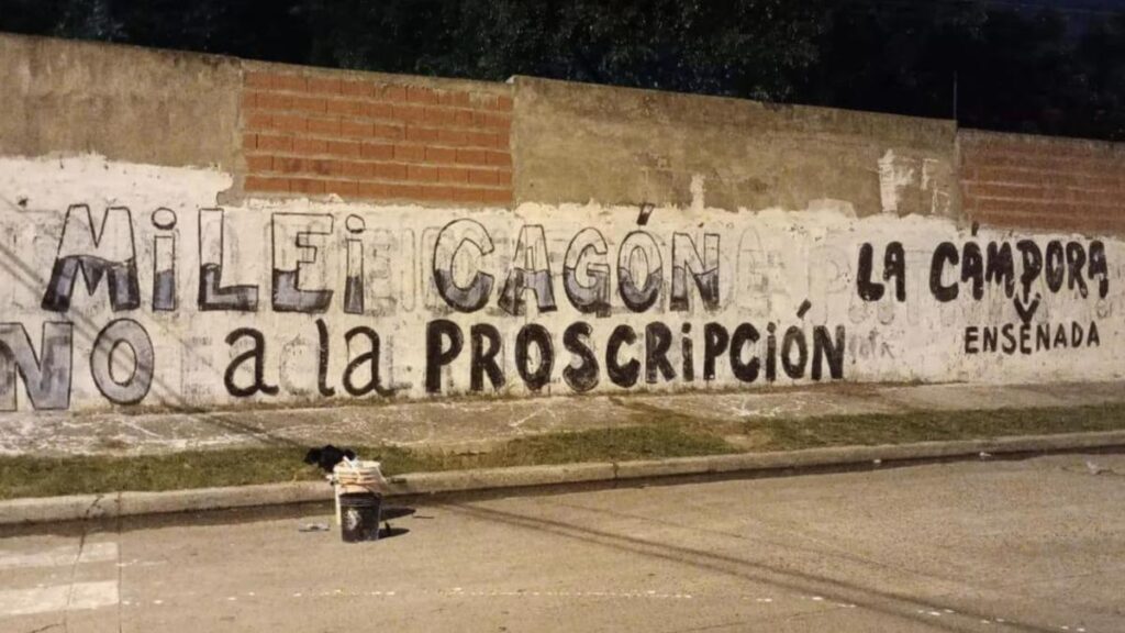 Ficha Limpia: La Cámpora lazó pintadas tildando a Milei de “cagón”