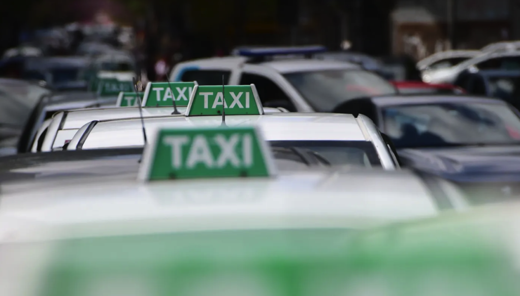 Crisis y falta de control: en La Plata unos 500 taxis no cumplen con las normas