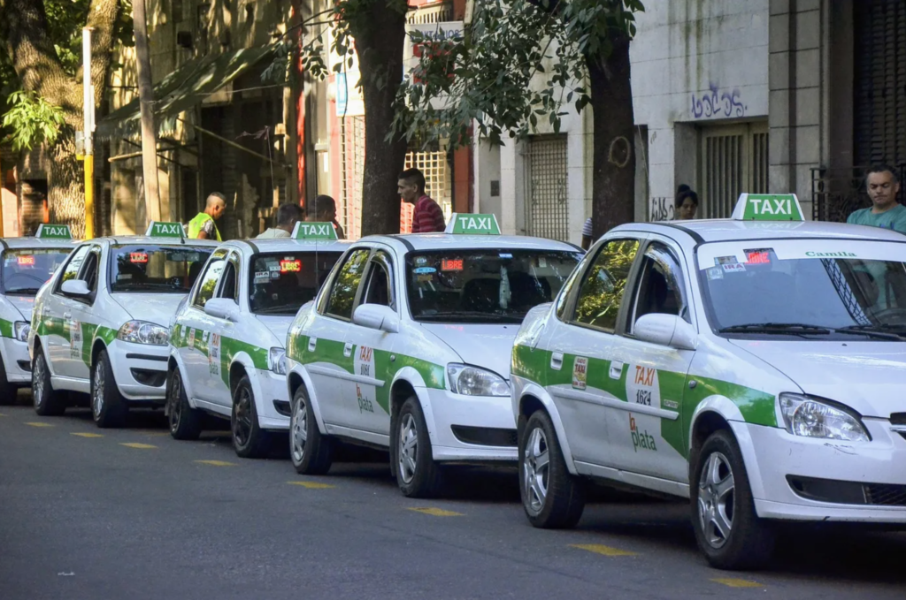 Taxistas platenses reclaman una reforma integral de la regulación del sector