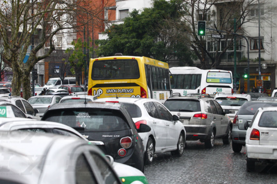 Taxistas platenses proponen una patrulla motorizada para mejorar el control del tránsito