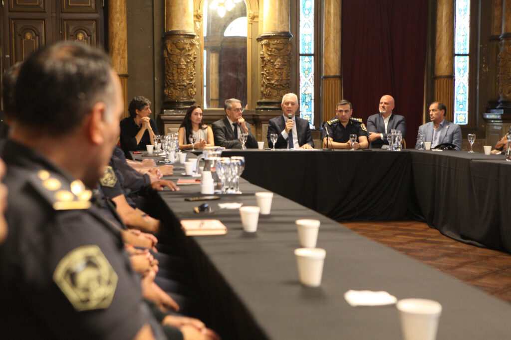 Alak se reunió con autoridades policiales para coordinar operativos, allanamientos y controles junto a la Provincia